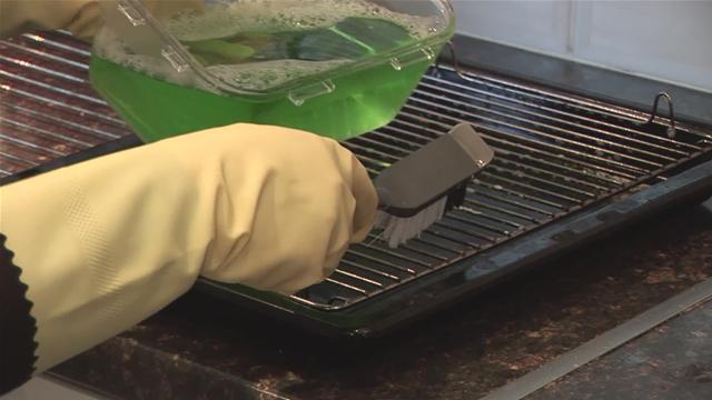 Cleaning a gas grill